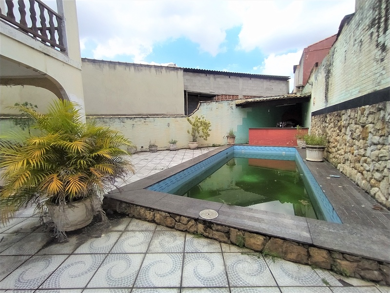 Casa duplex com 4 quartos e piscina localizada no bairro Silvestre – C. Grande.