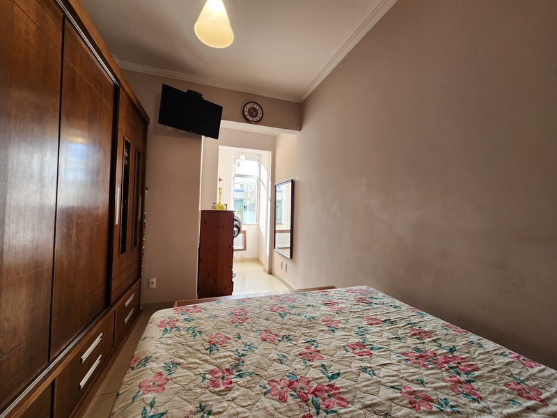 Apartamento na Tijuca com 2 quartos mais dependência.
