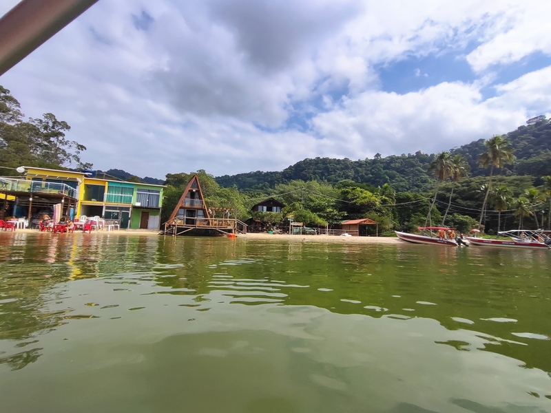 Espaço comercial de frente para praia de Quatiquara – Itacuruça.