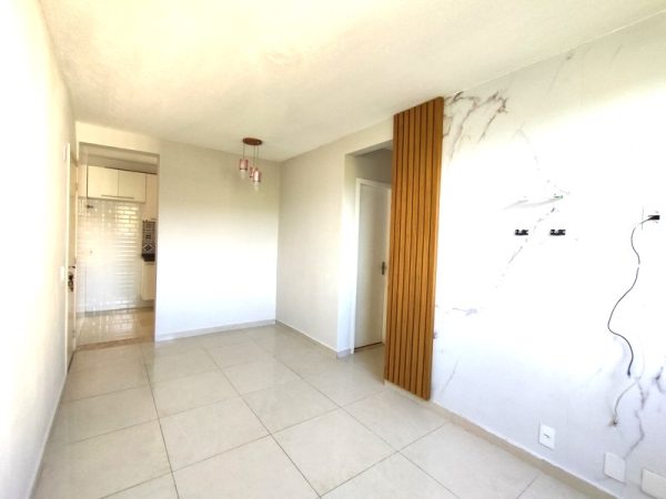 Apartamento de 02 quartos em condomínio fechado e vaga privativa.