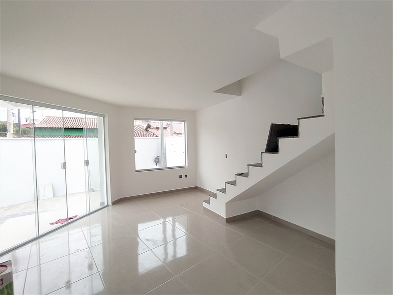 Casa triplex com  03 quartos e terraço Sub bairro. Silvestre – Campo Grande – RJ
