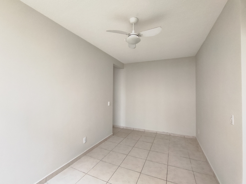 Apartamento de 2º andar com vaga em condomínio fechado.