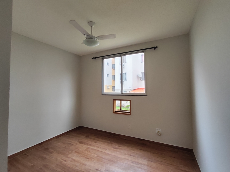Apartamento de 2º andar com vaga em condomínio fechado.