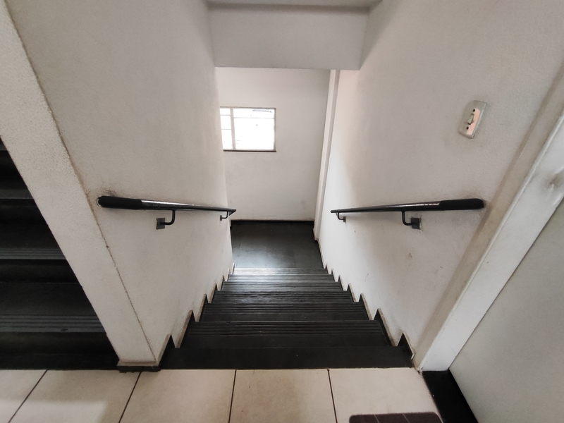 Apartamento de 2º andar com vaga em condomínio fechado.