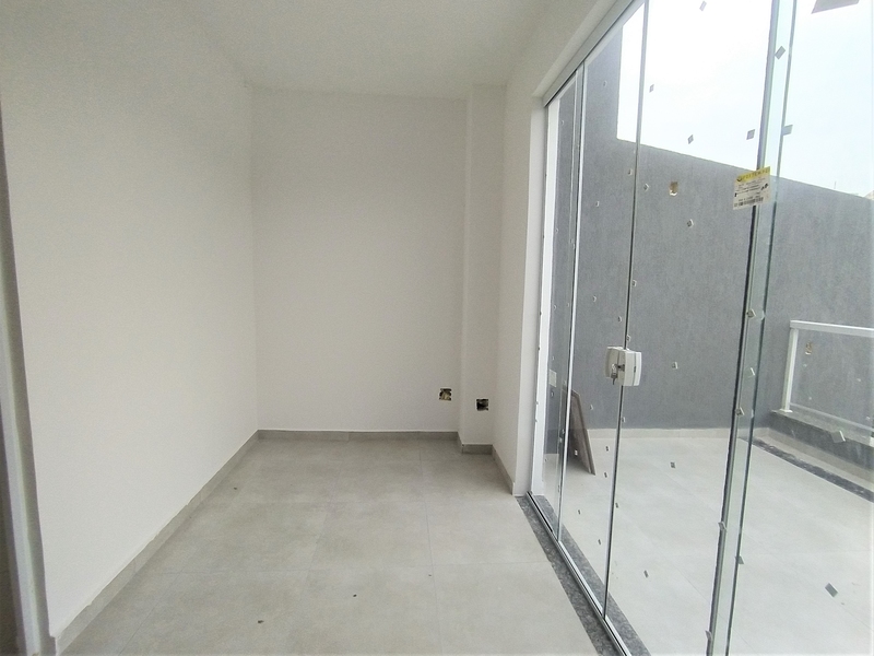 Casa triplex com  03 quartos e terraço Sub bairro. Silvestre – Campo Grande – RJ