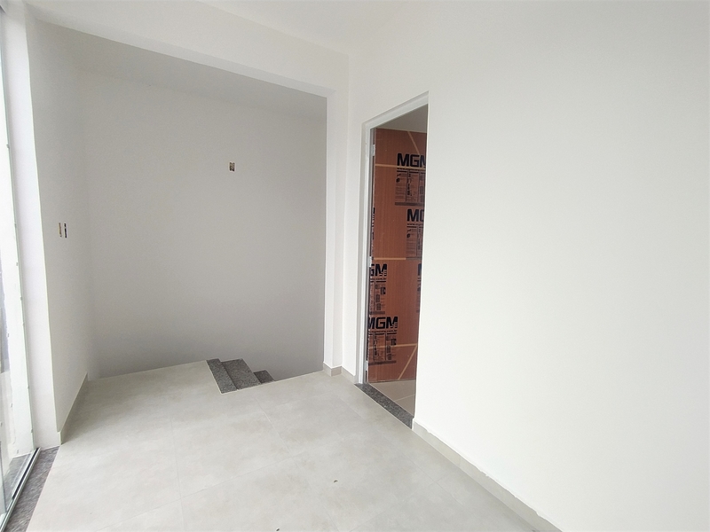 Casa triplex com  03 quartos e terraço Sub bairro. Silvestre – Campo Grande – RJ