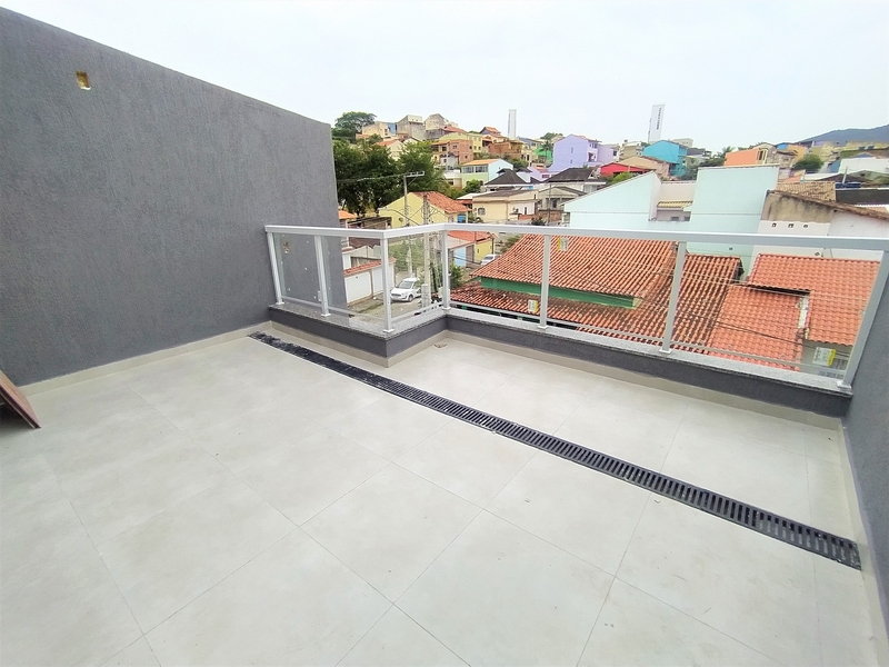 Casa triplex com  03 quartos e terraço Sub bairro. Silvestre – Campo Grande – RJ
