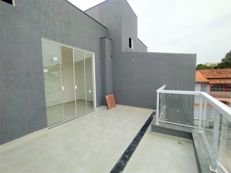 Casa triplex com  03 quartos e terraço Sub bairro. Silvestre – Campo Grande – RJ