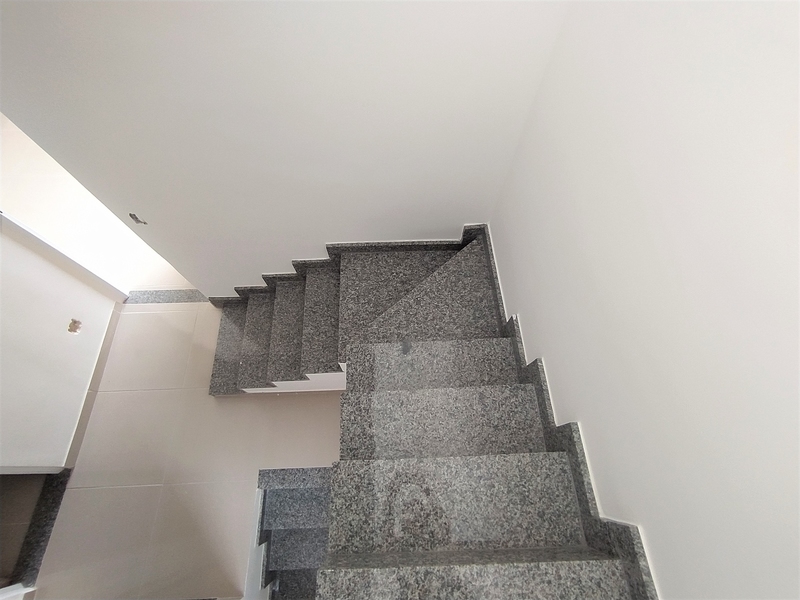 Casa triplex com  03 quartos e terraço Sub bairro. Silvestre – Campo Grande – RJ