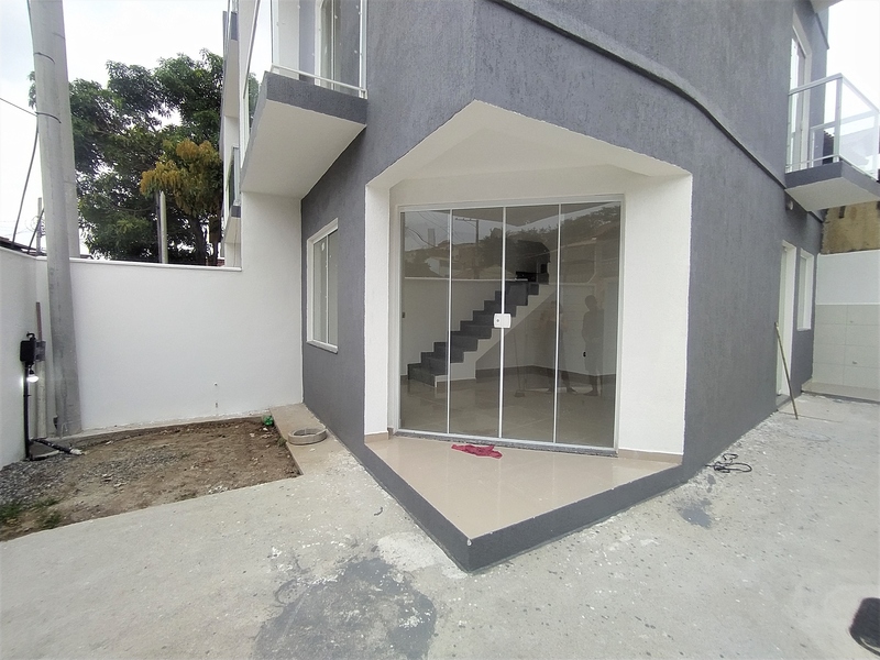 Casa triplex com  03 quartos e terraço Sub bairro. Silvestre – Campo Grande – RJ