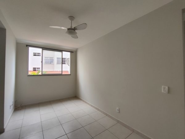 Apartamento de 2º andar com vaga em condomínio fechado.