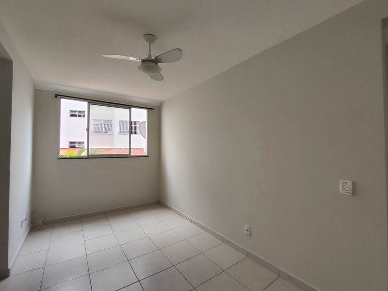 Apartamento de 2º andar com vaga em condomínio fechado.