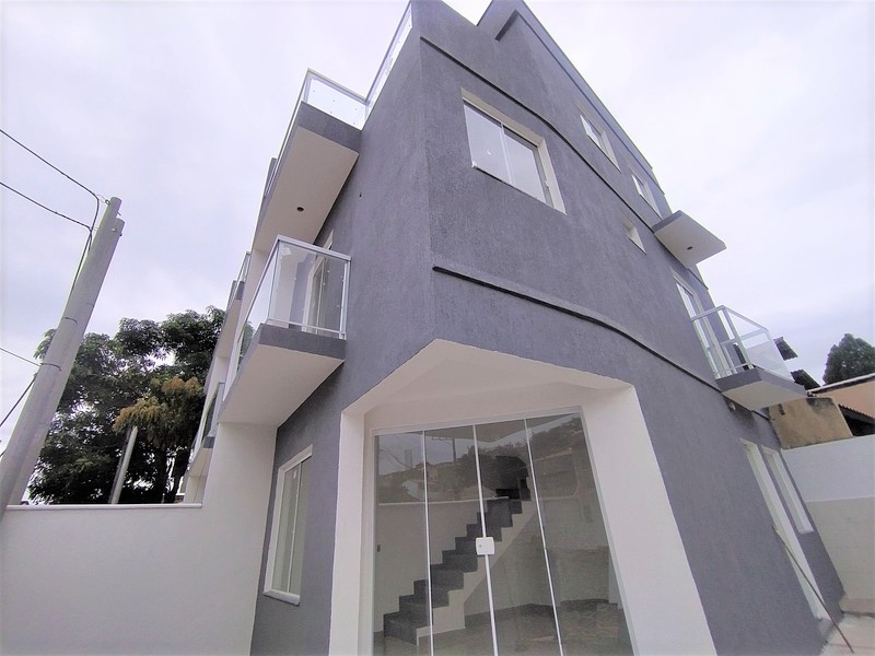 Casa triplex com  03 quartos e terraço Sub bairro. Silvestre – Campo Grande – RJ