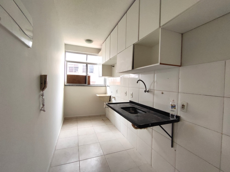 Apartamento de 2º andar com vaga em condomínio fechado.