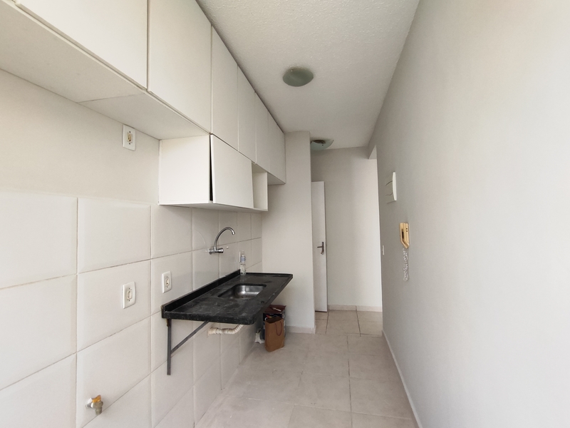 Apartamento de 2º andar com vaga em condomínio fechado.