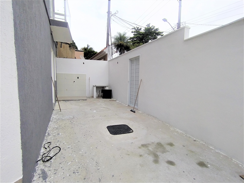 Casa triplex com  03 quartos e terraço Sub bairro. Silvestre – Campo Grande – RJ