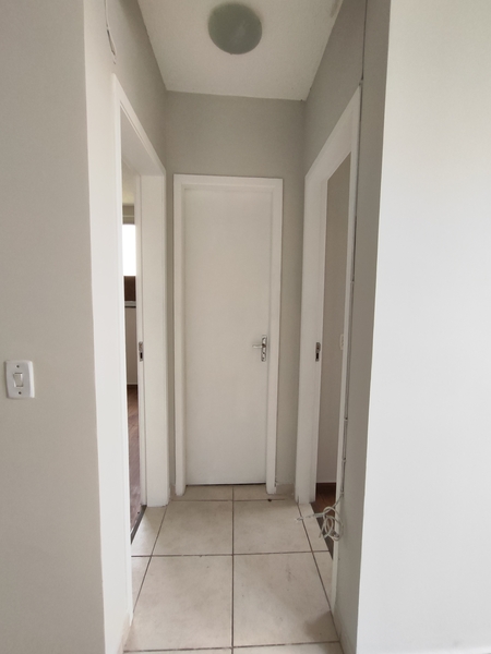 Apartamento de 2º andar com vaga em condomínio fechado.