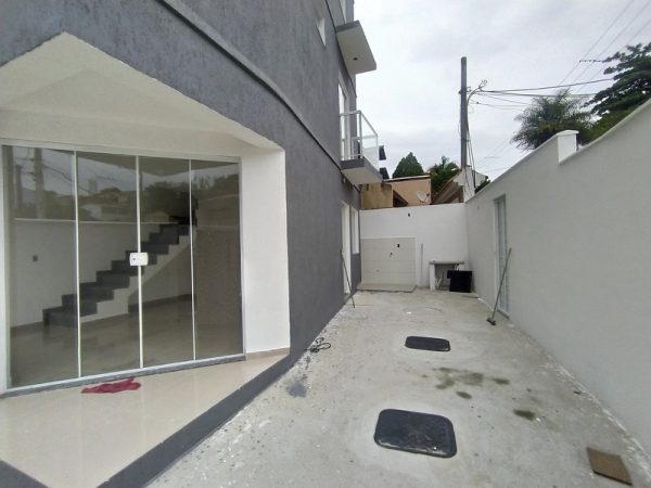 Casa triplex com  03 quartos e terraço Sub bairro. Silvestre – Campo Grande – RJ