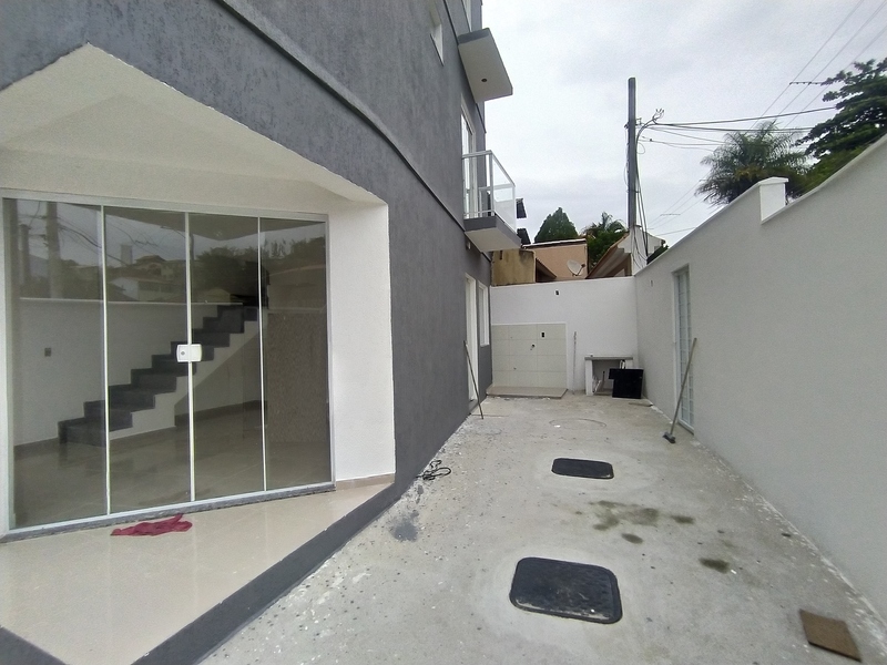 Casa triplex com  03 quartos e terraço Sub bairro. Silvestre – Campo Grande – RJ
