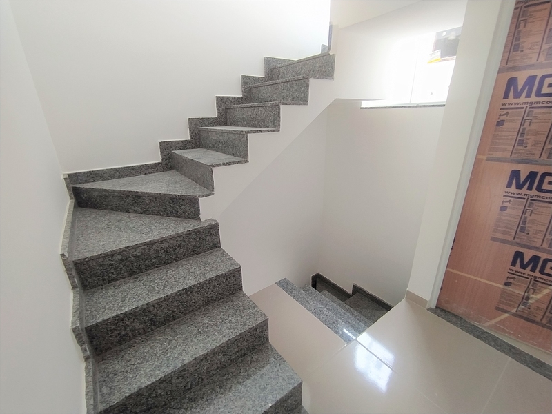 Casa triplex com  03 quartos e terraço Sub bairro. Silvestre – Campo Grande – RJ