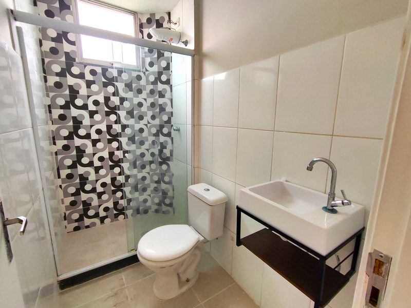 Apartamento de 2º andar com vaga em condomínio fechado.