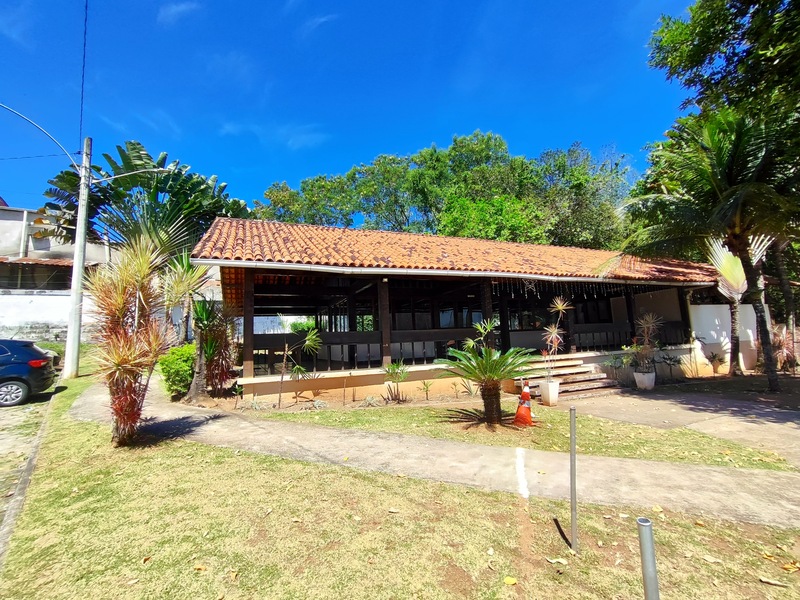 Apartamento de 2º andar com vaga em condomínio fechado.