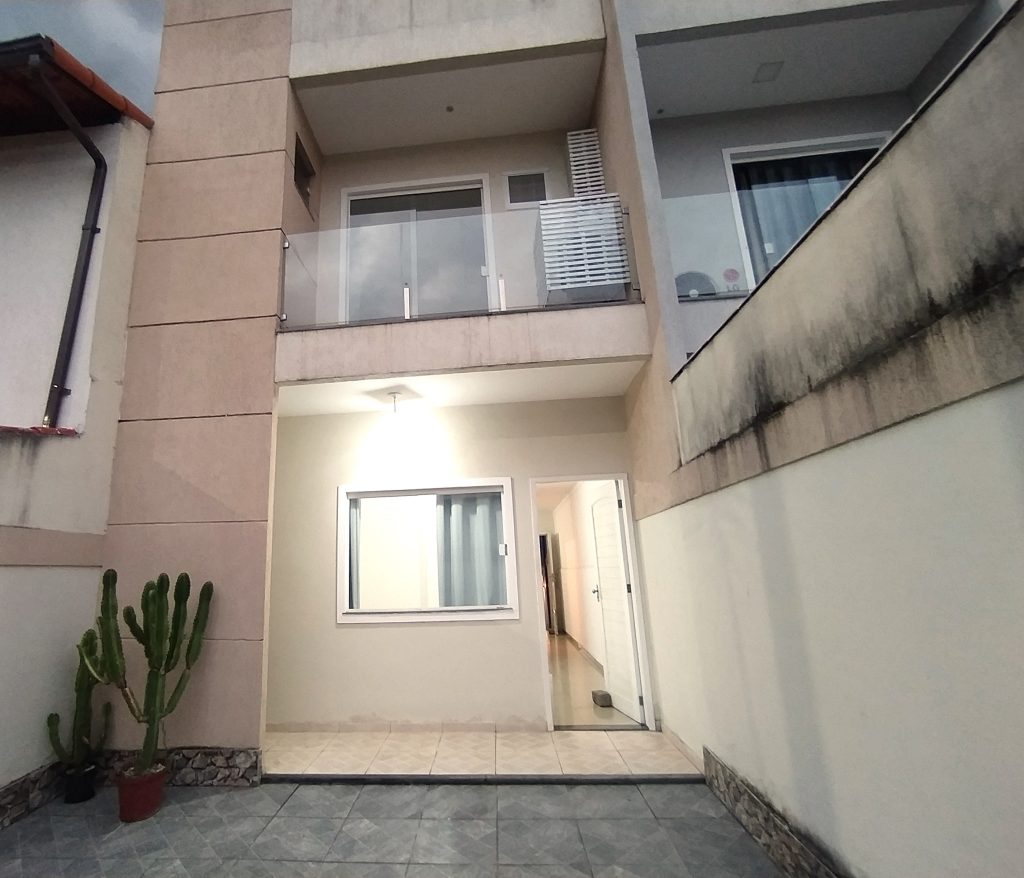 Casa duplex 02 suítes com quintal financiando no Bairro Silvestre Campo Grande – RJ