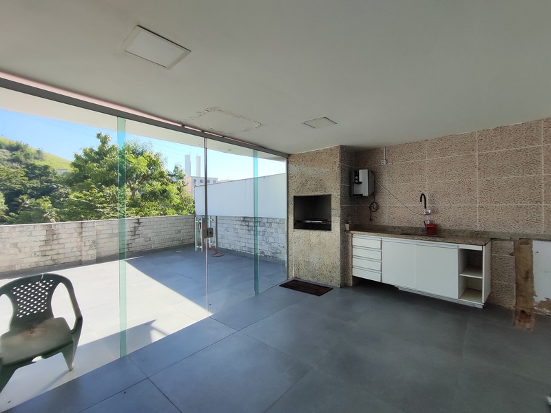 Ampla Casa Duplex com Área Gourmet Completa e Duas Suítes – Pronta para Financiar!
