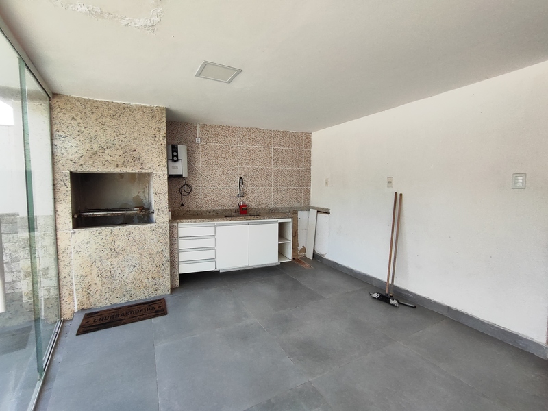 Ampla Casa Duplex com Área Gourmet Completa e Duas Suítes – Pronta para Financiar!
