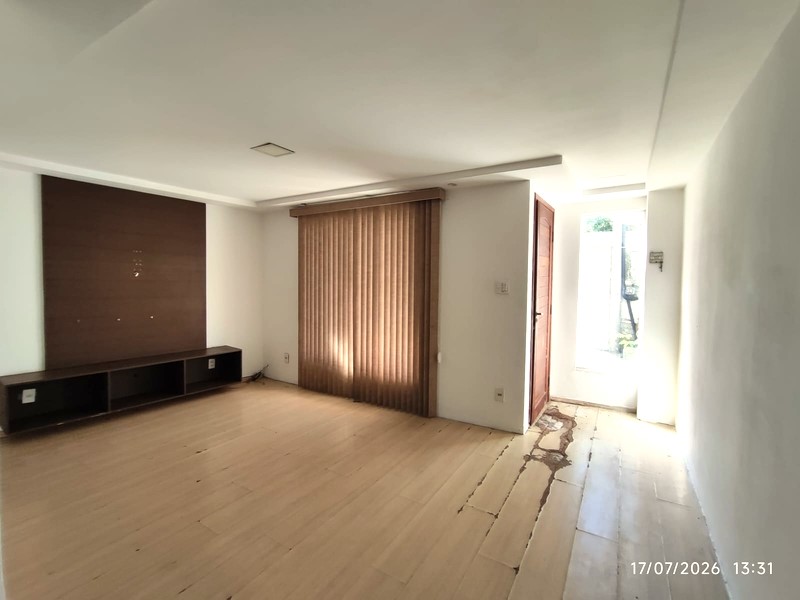 Ampla Casa Duplex com Área Gourmet Completa e Duas Suítes – Pronta para Financiar!