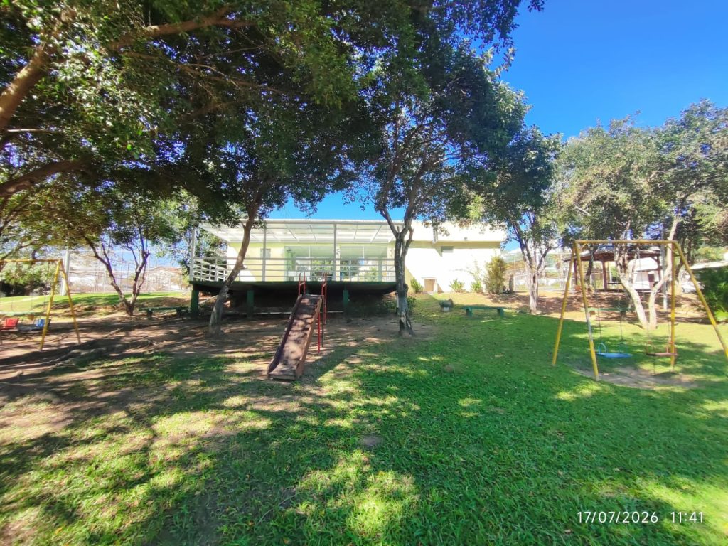 Casa Luxuosa com 4 suítes cond. Girassol Est. Mendanha – Campo Grande – RJ