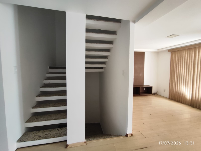 Ampla Casa Duplex com Área Gourmet Completa e Duas Suítes – Pronta para Financiar!