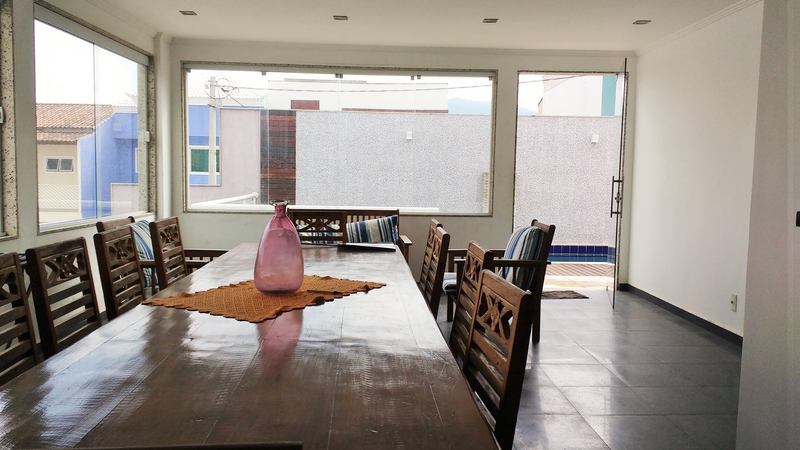 Casa Luxuosa com 4 suítes cond. Girassol Est. Mendanha – Campo Grande – RJ