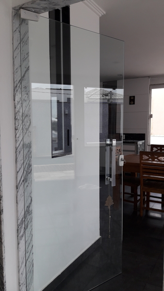Casa Luxuosa com 4 suítes cond. Girassol Est. Mendanha – Campo Grande – RJ